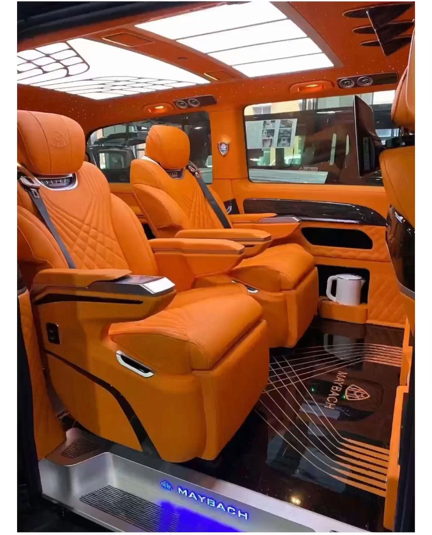 Mercedes Benz Ib-qhov rooj Vito Modified Khoom kim heev sab hauv